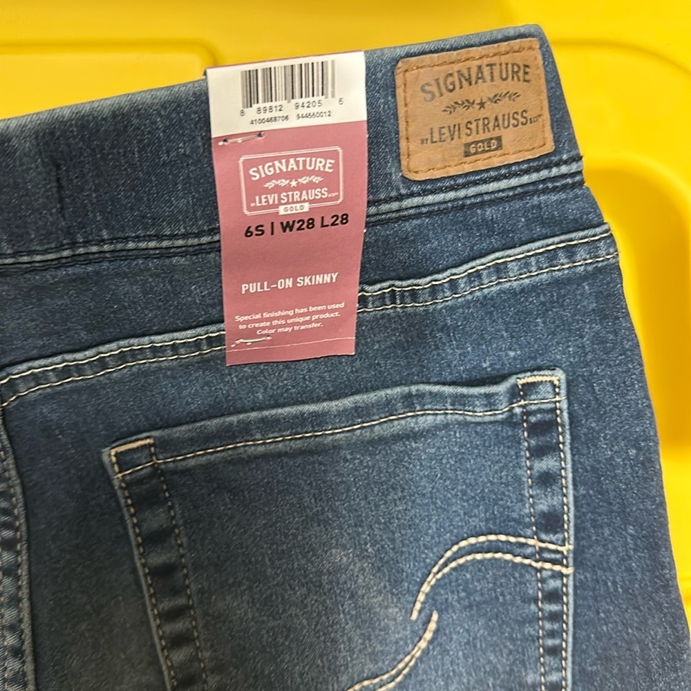 Levi Strauss Signature Gold Women Totally Shaping Pull-on Skinny Jeans 6S Short - Picture 7 of 7
